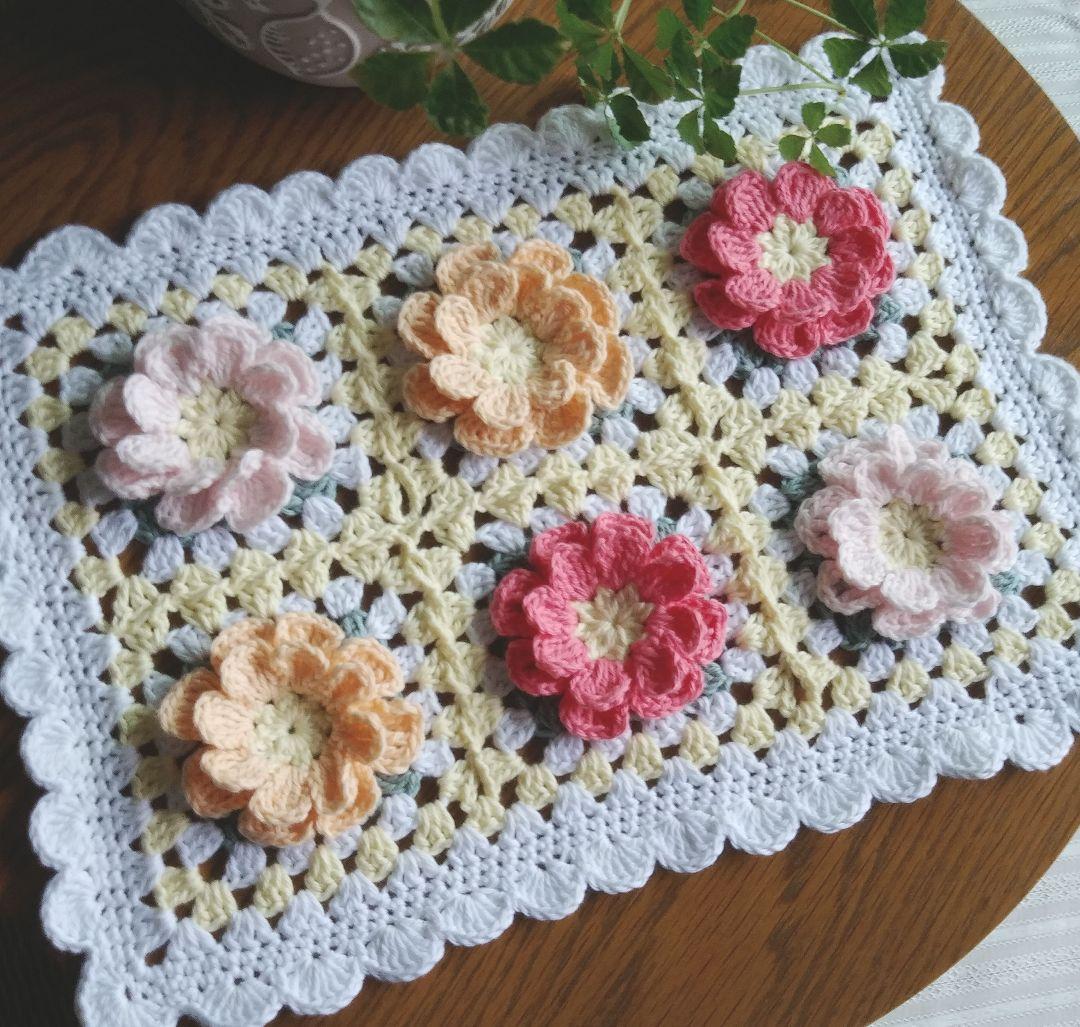 モチーフ編みマルチカバー 立体お花モチーフ グラニースクエア - メルカリ