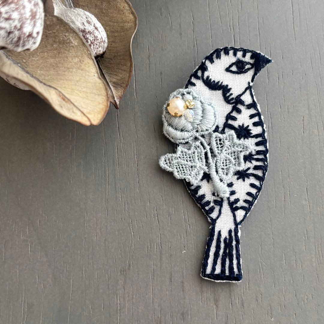 ②111ミナペルホネン ブローチアクセサリー ハンドメイド 鳥刺繍