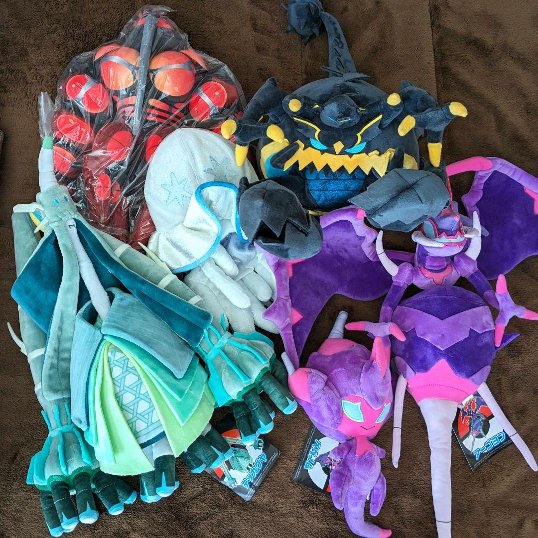ポケモンセンター　ウルトラビースト　ぬいぐるみ　まとめ売り　UB ウルトラビーストぬいぐるみ登場。UBと壮大な冒険のシーンを描いた