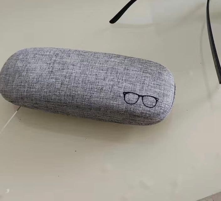 グレーの眼鏡ケース