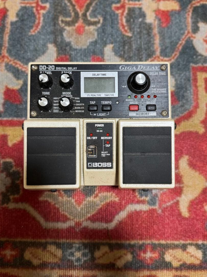BOSS DD-20 digital delay “giga delay”