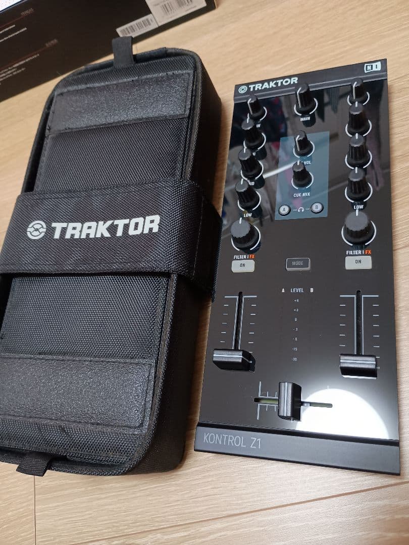 Traktor Kontrol Z1美品！純正キャリングケース付き！