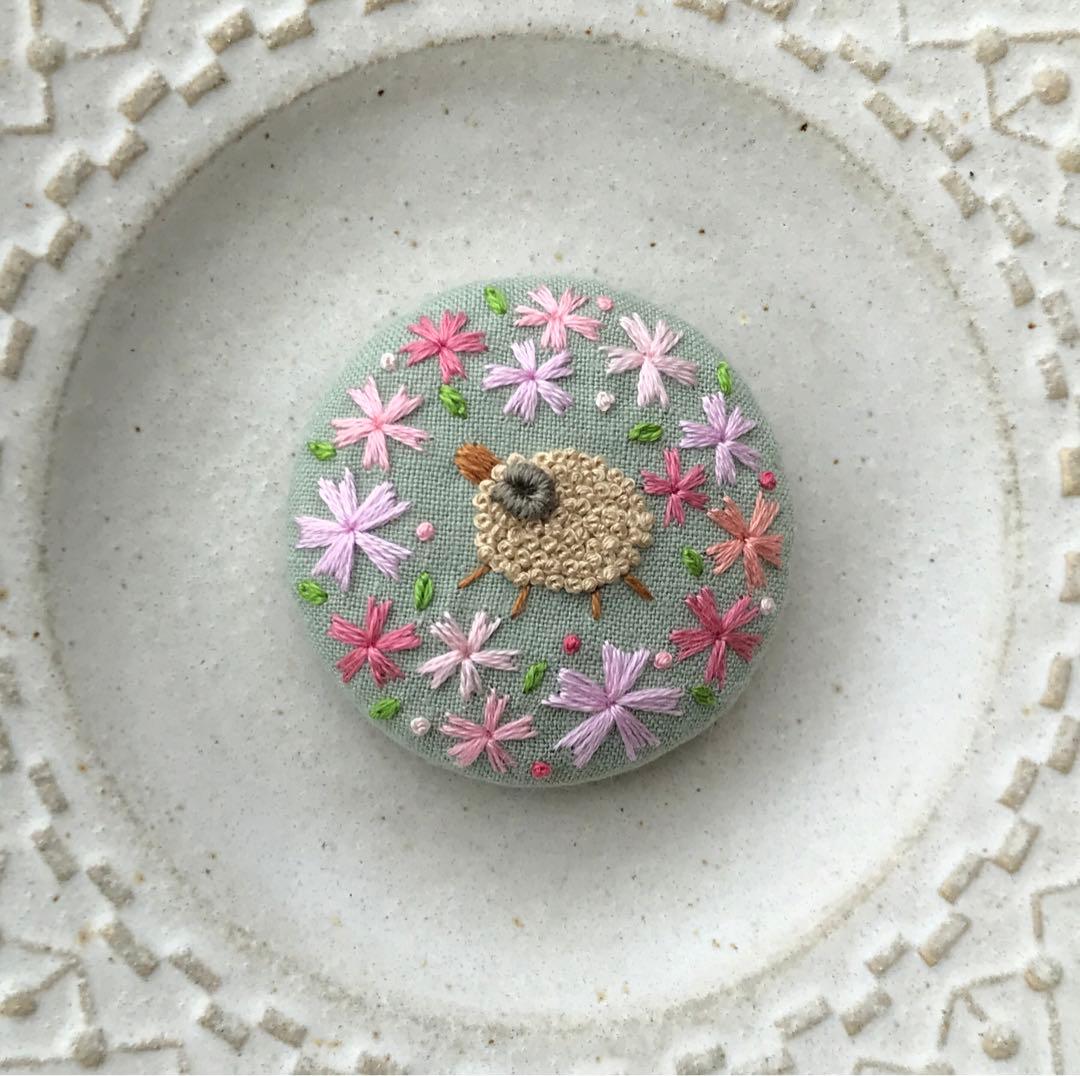 刺繍ブローチ ハンドメイド くるみボタン 羊さんシリーズ - メルカリ
