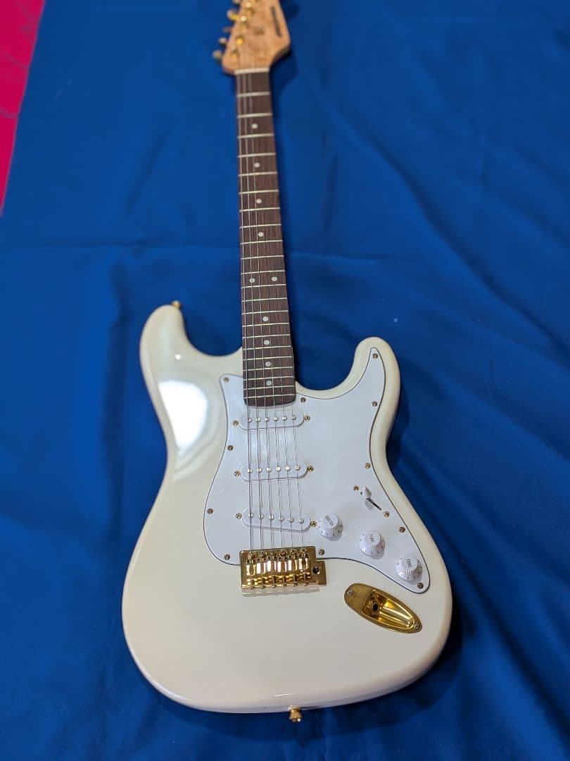 セルダーホワイトエレキギター ゴールドパーツ