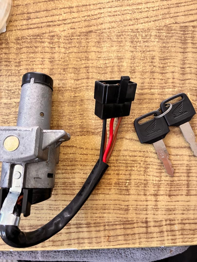 新品！VT250F (MC08)VT250FC未使用メインスイッチキーシリンダー