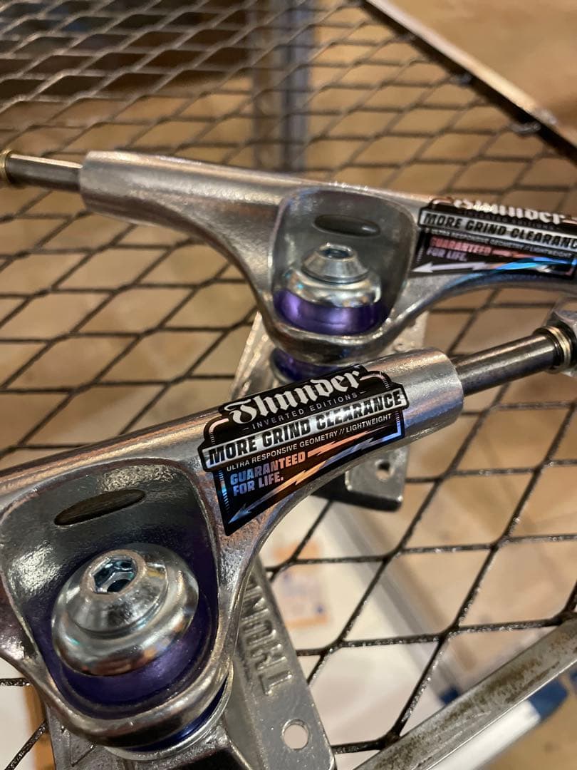 スケートボード THUNDER TRUCKS INVERTED EDITION 147