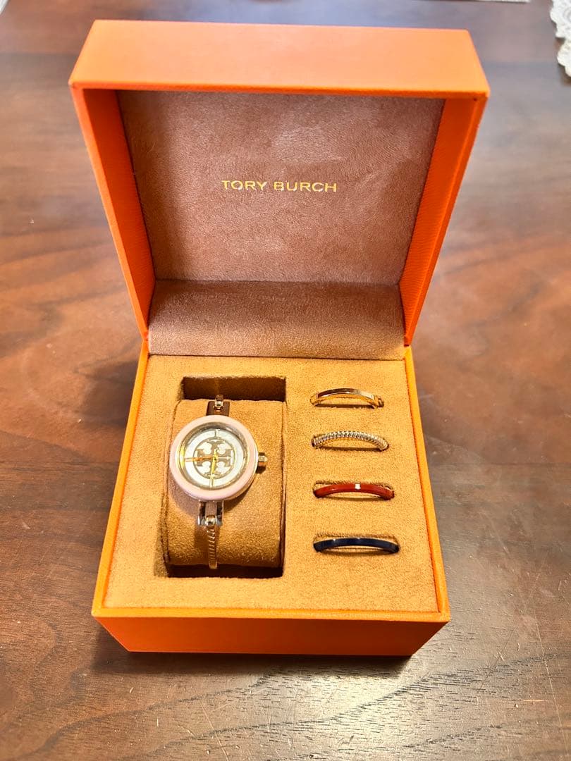 TORY BURCH ラウンドフェイス時計 交換用バンド付き 国内発送】Tory Burch REVA アップル ウォッチ バンド38-40 (Tory