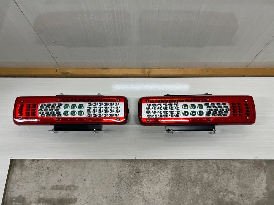 UDクオン VOLVO LEDテールランプ 左右セット 新車外し ステー付き