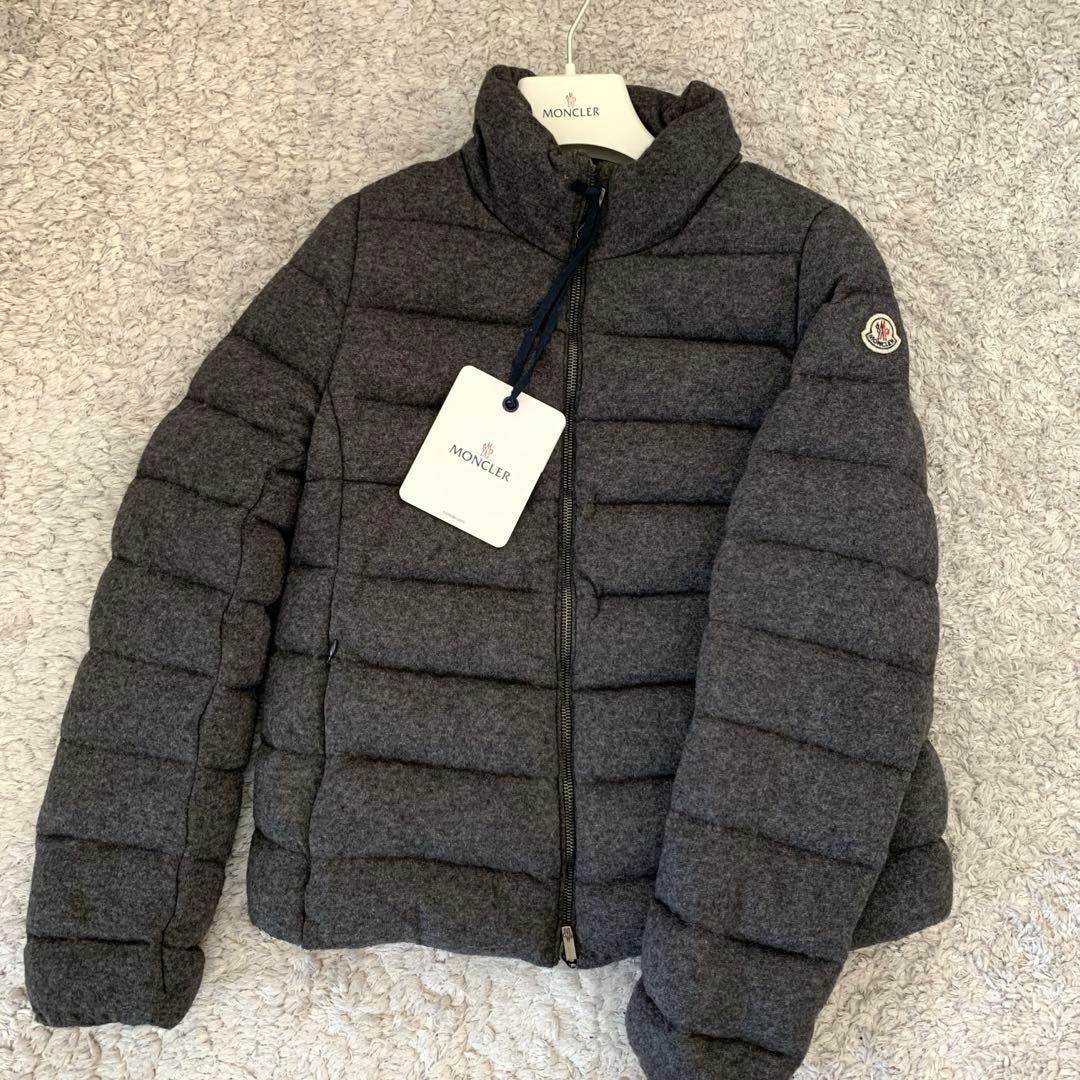 《美品》モンクレール　ライトダウンジャケット