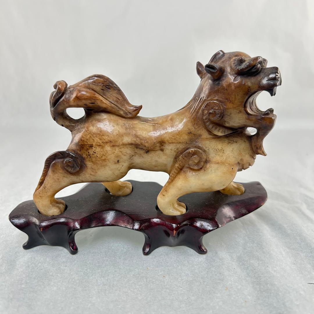 A【玉石彫刻】獅子置物 彫像 飾り物 台座付 16cm×12cm アンティーク風