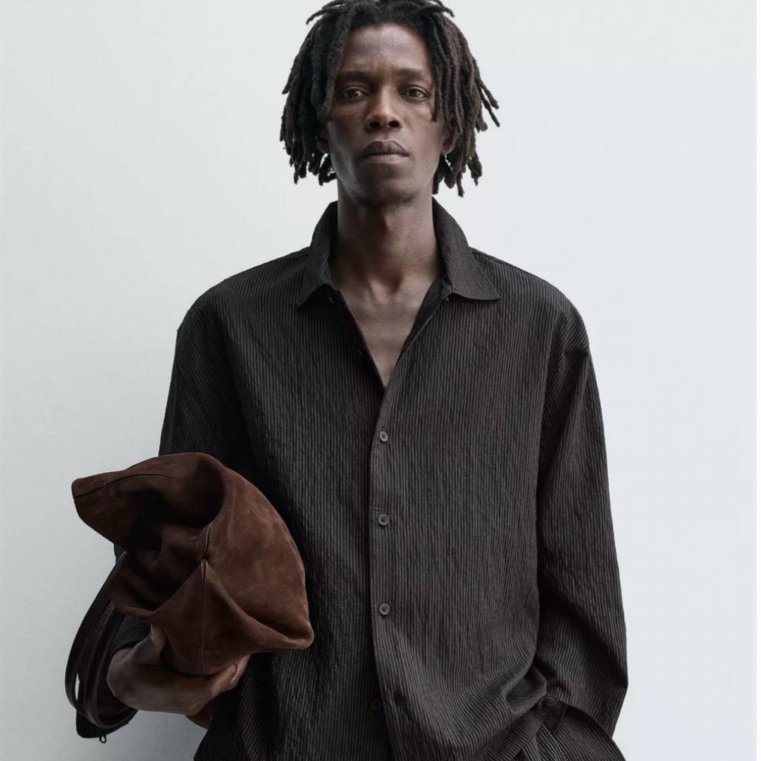 い*き様 【新品】ZARA ストライプ柄フルイドシャツ　ブラック S 新品】ZARA ストライプ柄フルイドシャツ ブラック S - メルカリ