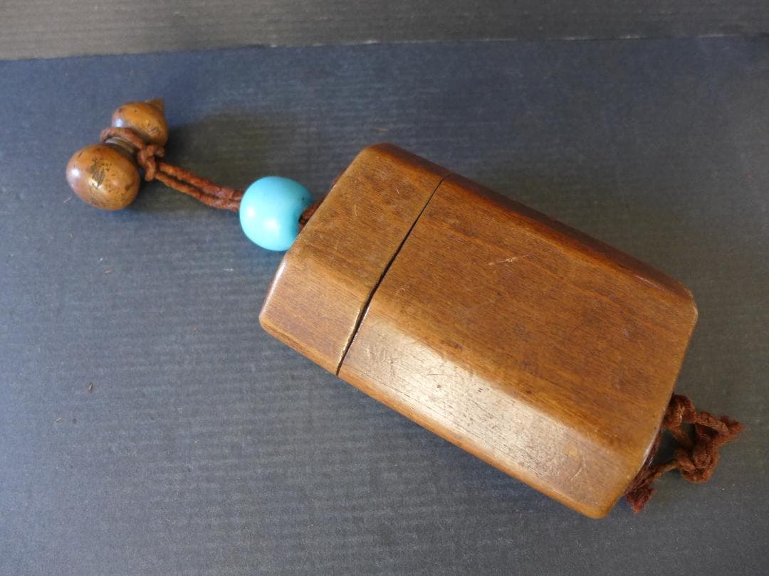 明治大正期頃　 一刀彫 　刻み煙草入　瓢箪根付・水色ガラス緒締め 　提げ物喫煙具