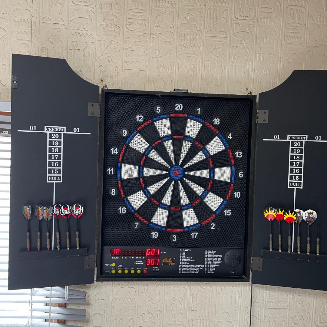 電子ダーツボード キャビネット付き 31種ゲーム対応 ダーツ付属 電子ダーツボードセット ダーツマシン ダーツボードキャビネットセット