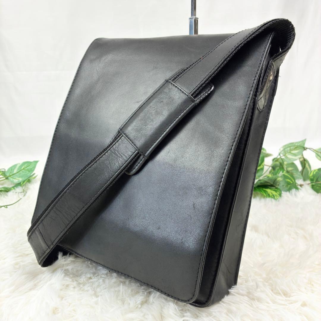 ヴィスコンティ 本革 メッセンジャーバッグ　ショルダーバッグ　A4可　ブラック