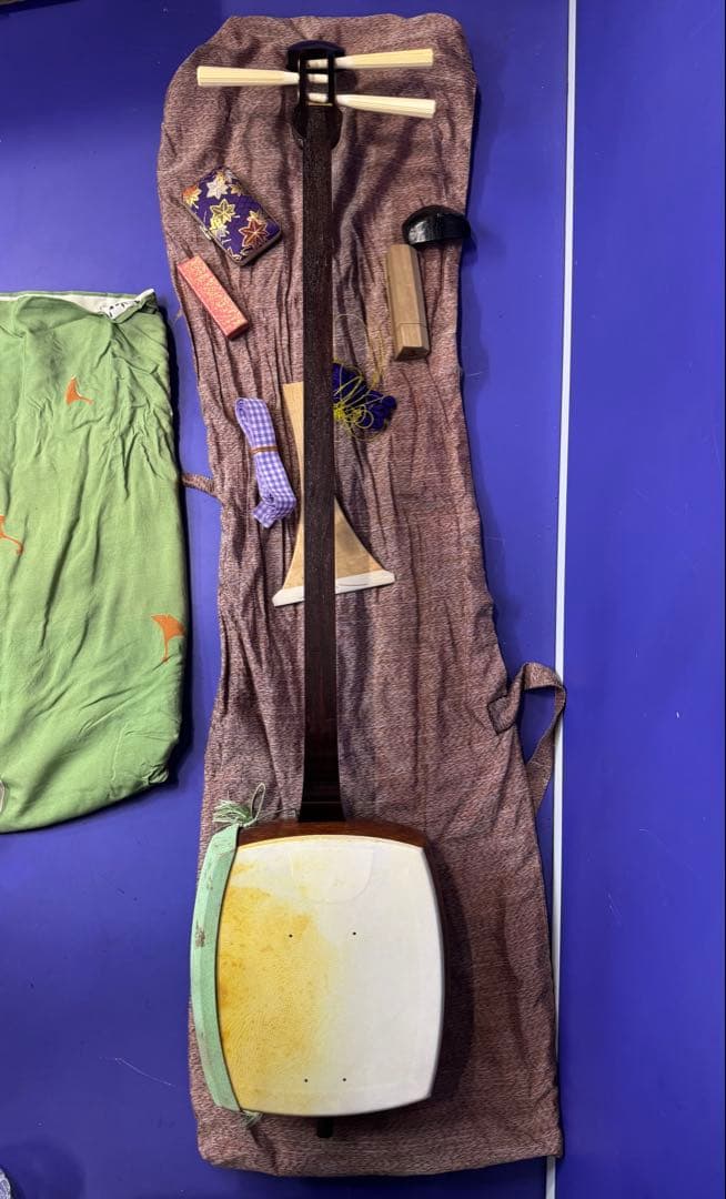 高級三味線 紫檀 天然素材 子持ち綾杉胴 一本溝 金ホゾ 細棹 猫皮 和楽器