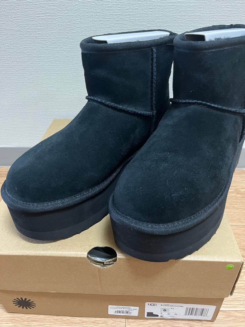 新品未使用 UGG 厚底 ブーツ 23cm US6黒　バージンシール有