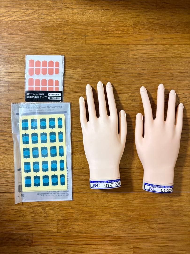 ネイルアート用手モデル2個とシールセット