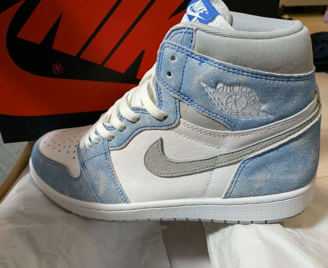 靴 Nike Air Jordan 1 Hyper  NIKE（ナイキ） エアジョーダン1 ミッド SE ホワイト ハイパー