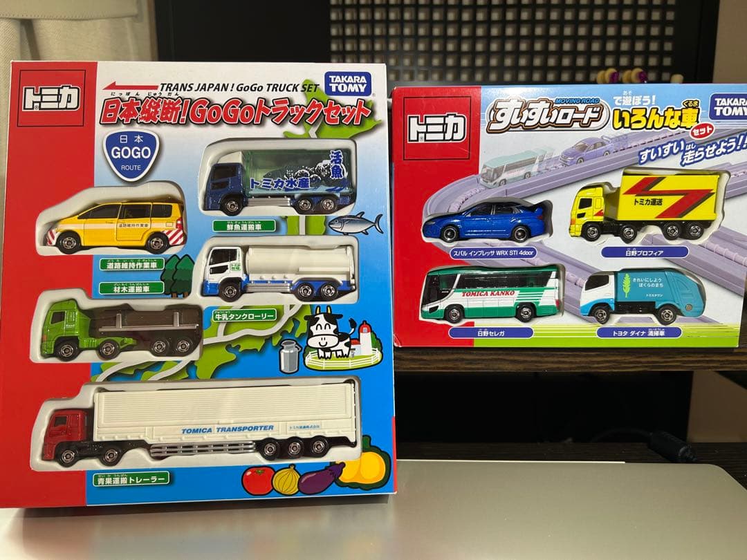 トミカ　日本縦断！GoGoトラックセット　、すいすいロードで遊ぼう！いろんな車