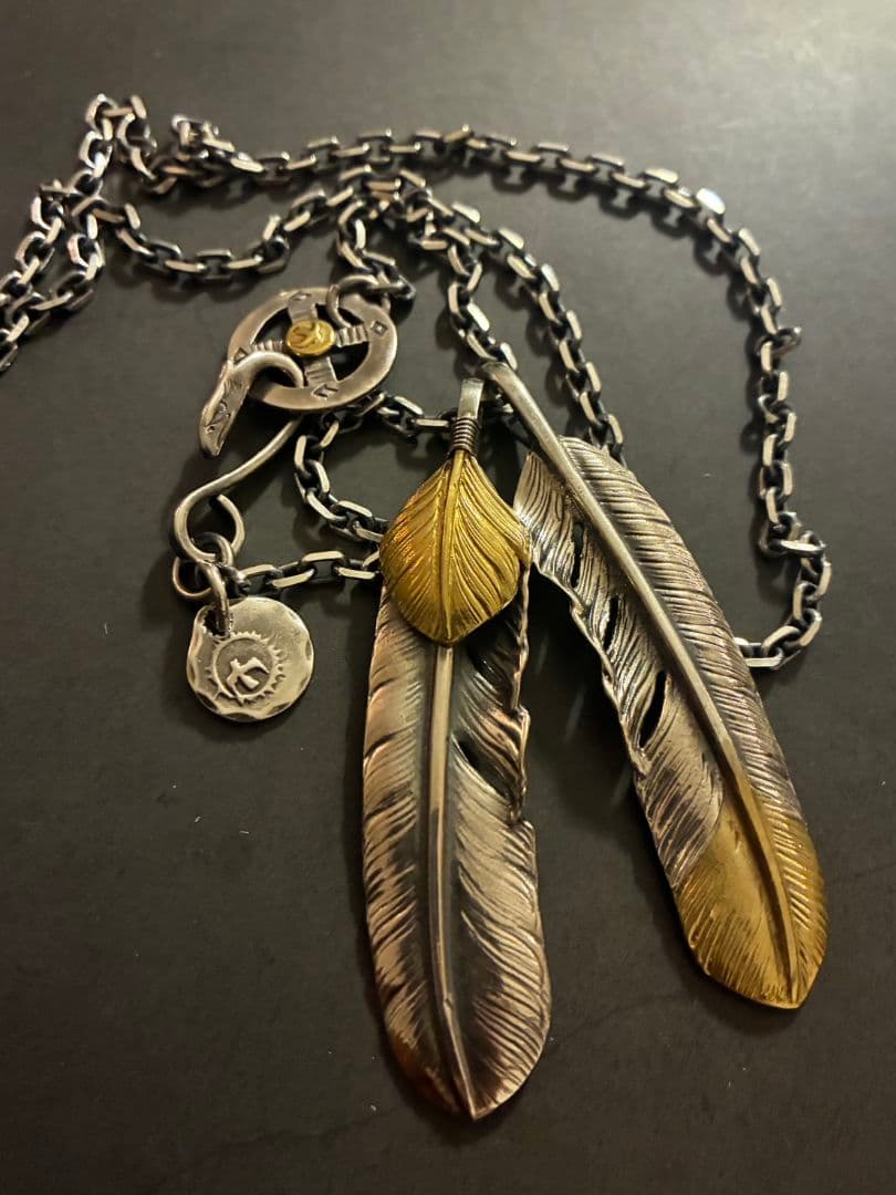 ゴローズ　先金特大フェザー上金特大フェザーSV太陽中イーグルフック細角チェーン ゴローズ 上金特大フェザー（現行右）＋SVin太陽メタル小＋金メタル