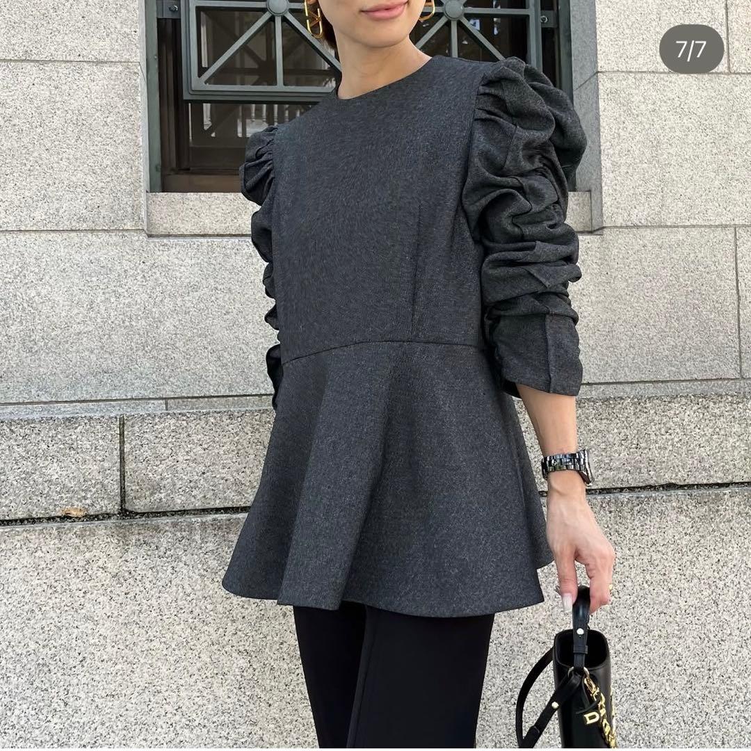 heve シャーリングペプラムブラウス チャコール ヘイヴHeve シャーリングペプラムブラウスチャコール