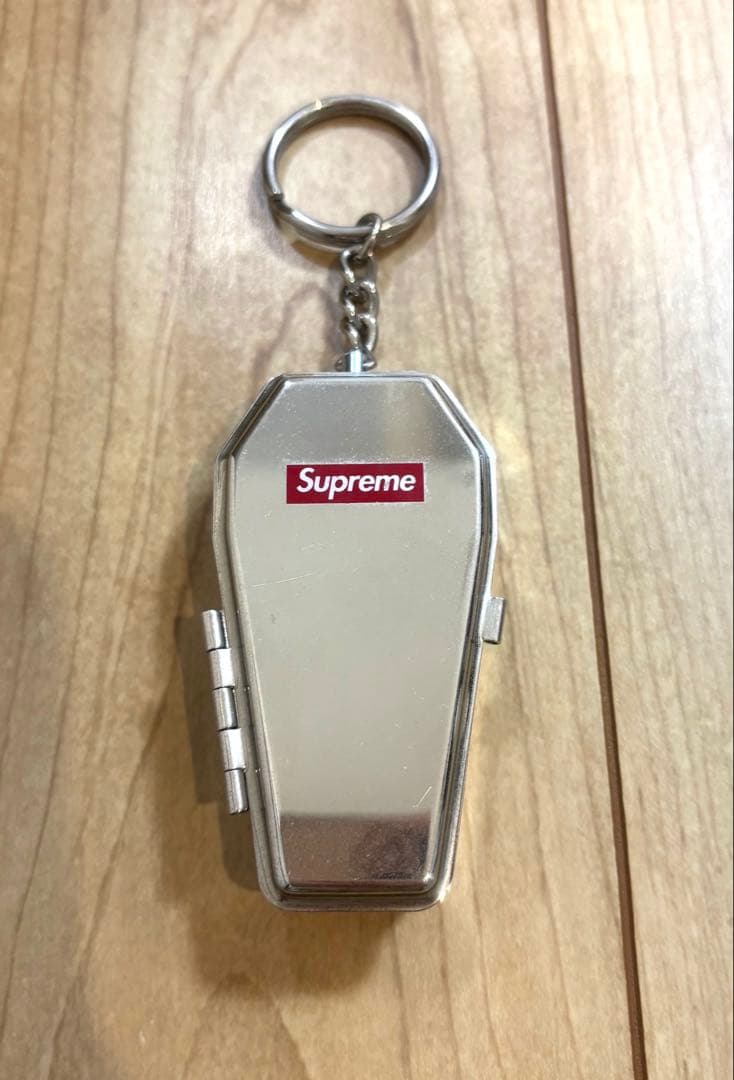 小物 Supreme Coffin Keychain Supreme 'Coffin Keychain'キーチェーン キーホルダー 棺桶 携帯灰皿