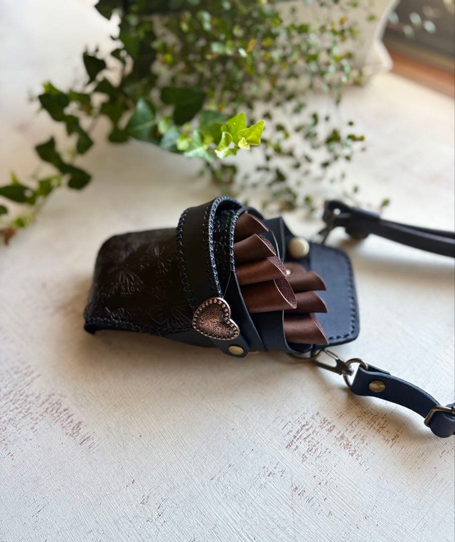 ヌメ革ブラック、蝶型押しブラックのシザーケース