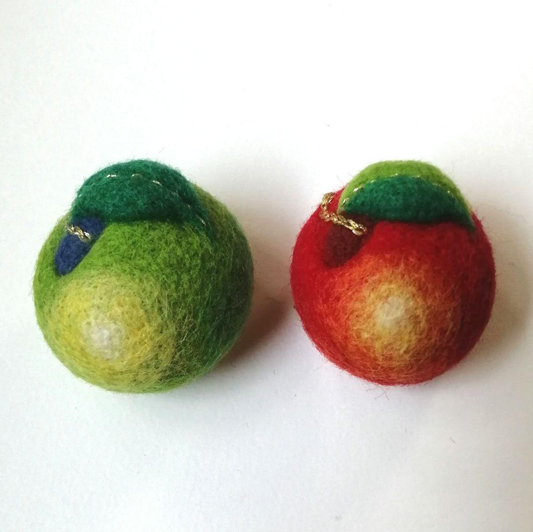 青りんご くるみボタン ブローチ 羊毛フェルト 刺繍 リンゴ りんご
