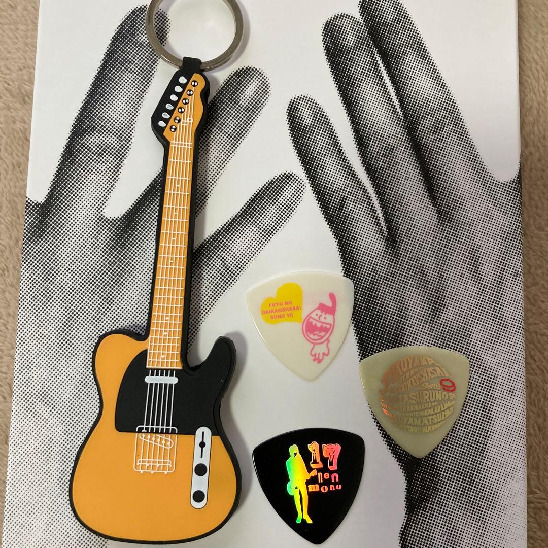 福山雅治 ファンクラブ特典ギター型キーホルダーとピックセット - メルカリ