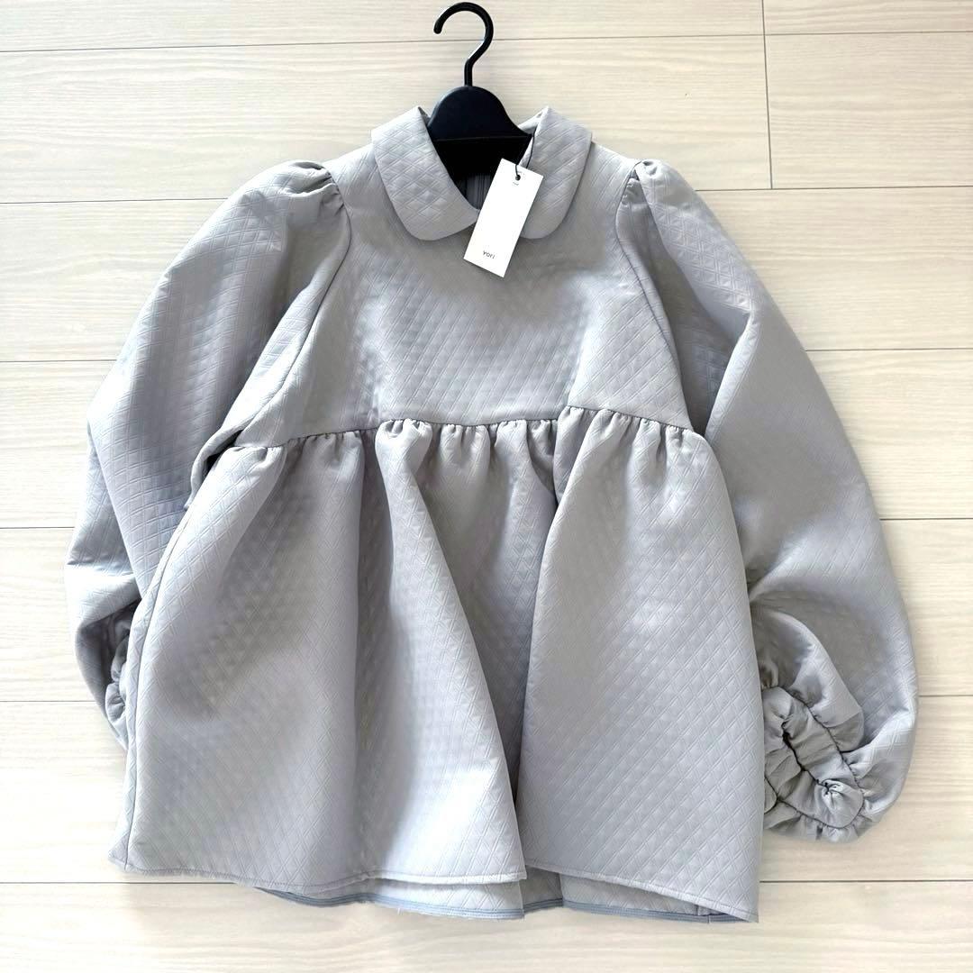 新品♡yori キルトライクボリュームブラウス グレー ヨリ - メルカリ