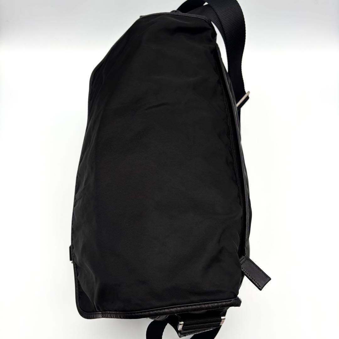 A4収納可】プラダ メッセンジャーバッグ サフィアーノレザー 大容量