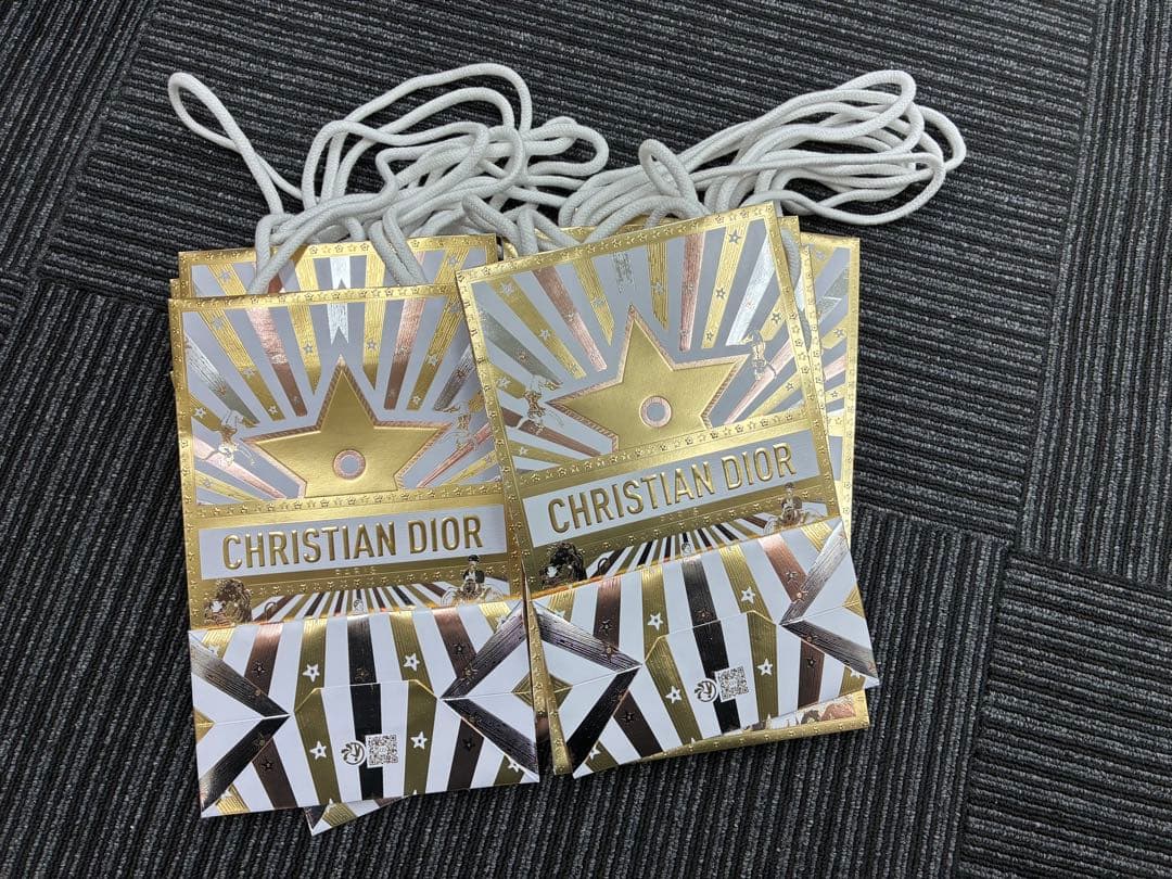 週末セール　ディオール　クリスマス限定ショッパー2025 ホリデー　100枚 Dior - Dior 2025クリスマス限定ショッパーの通販 by まーこ'sshop