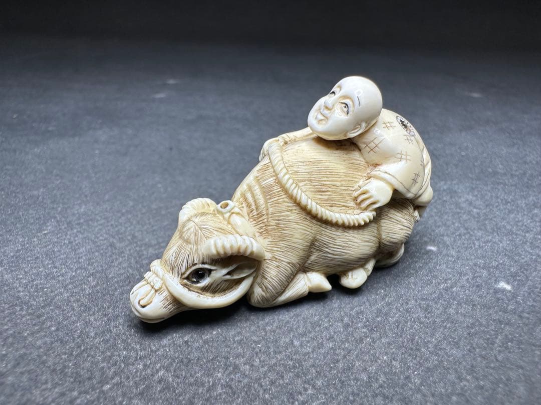 極上　根付　天然素材　アンティーク　骨董　飾り物　古美術　置物　細密細工　彫刻