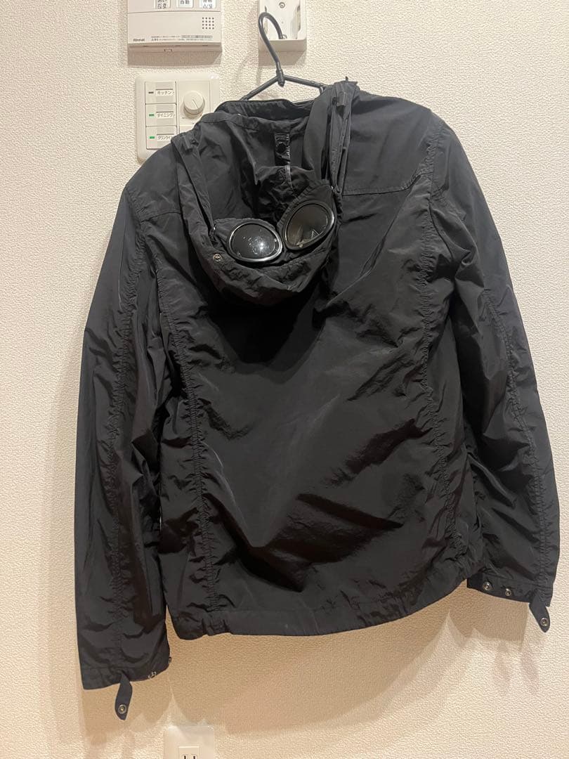 ナイロンジャケット 黒　ゴーグルフード付き