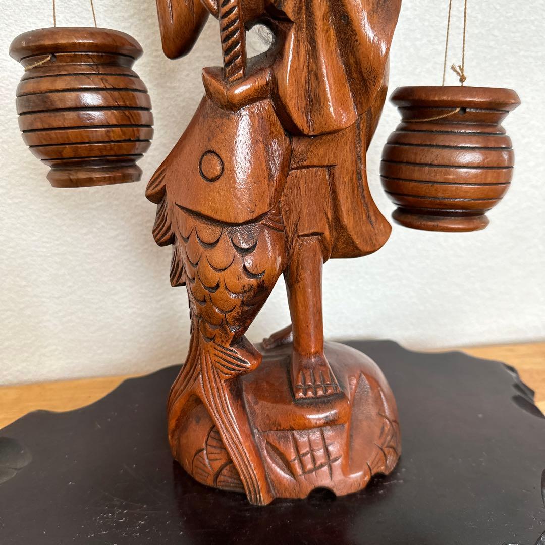 木彫り置物 天秤棒を担ぐ老人 下台付き - メルカリ