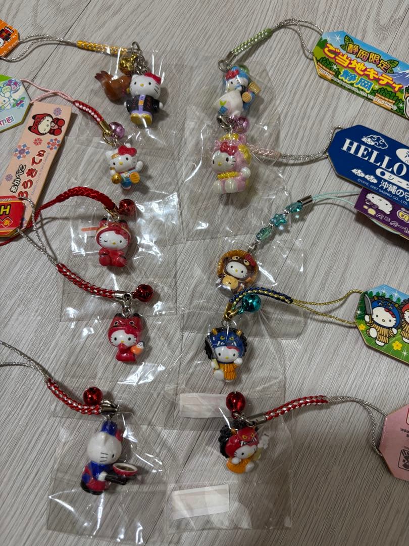 ご当地キティ 値付けまとめ売り ストラップ 、チャームセット 100個