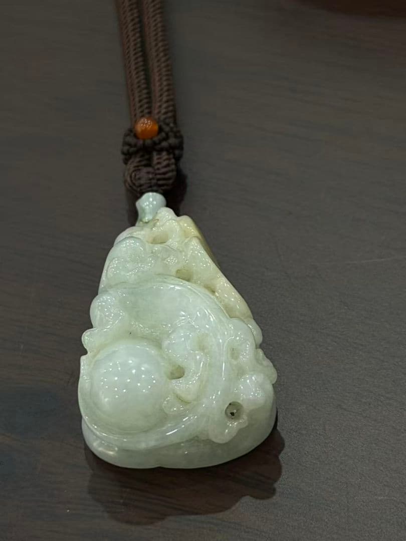 翡翠製福の神彫刻ペンダント