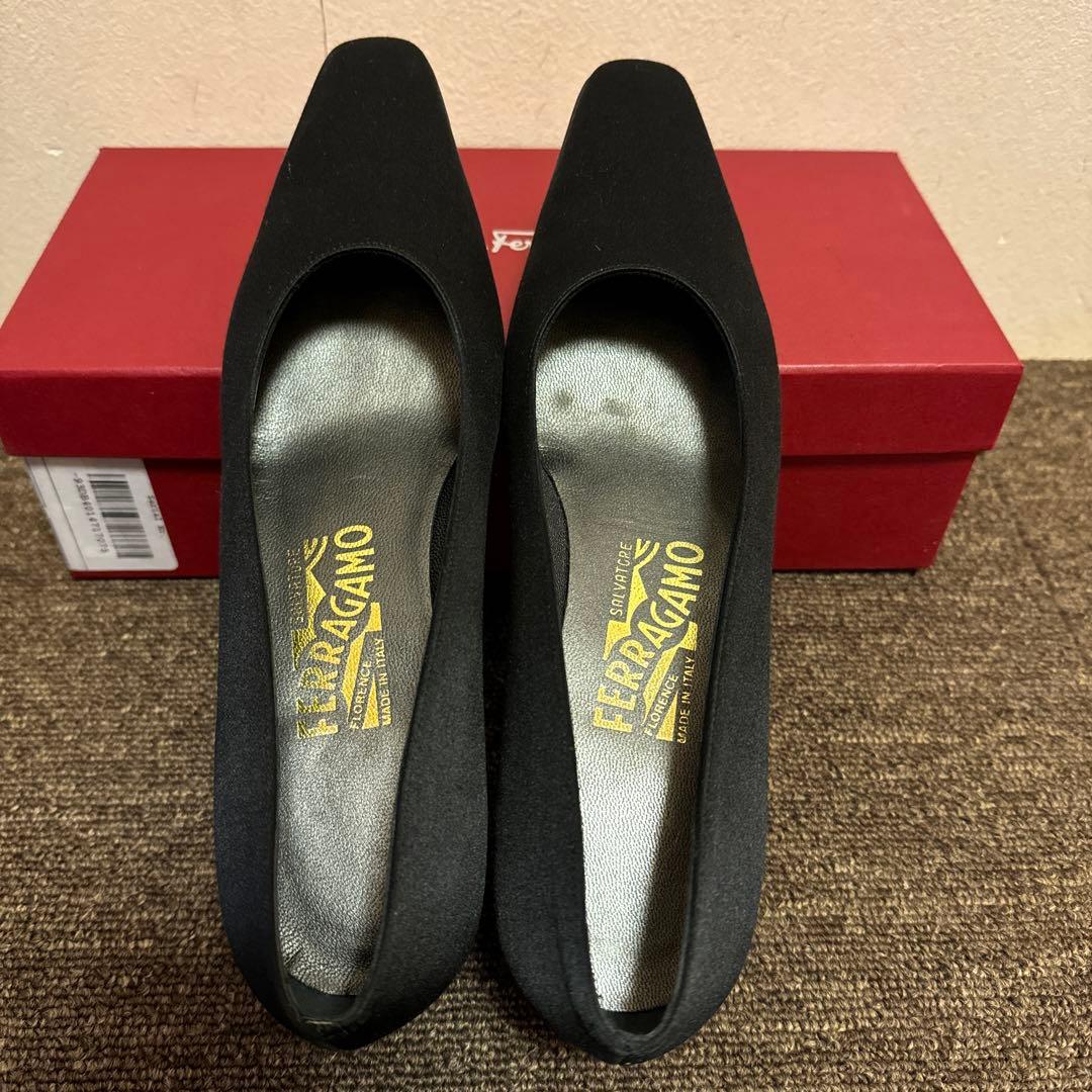 サルヴァトーレフェラガモ シルクサテンパンプス7c