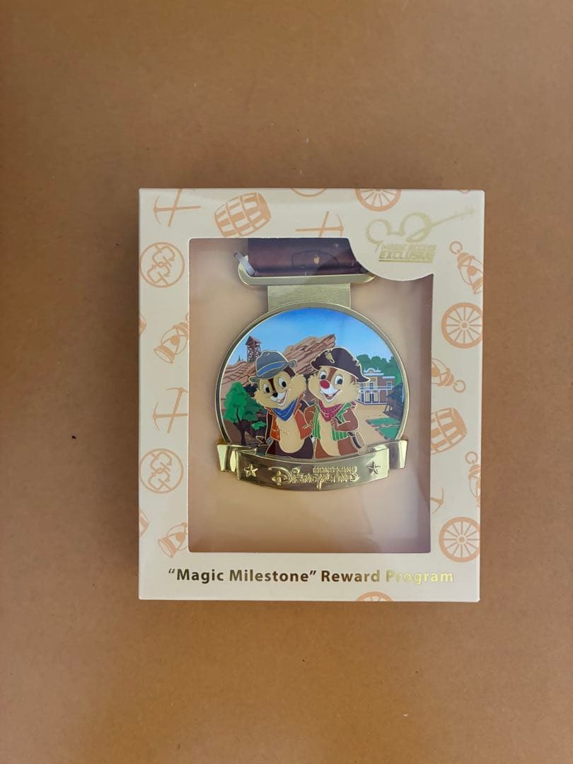 香港ディズニー 年パス 特典 メダル チップ　デール