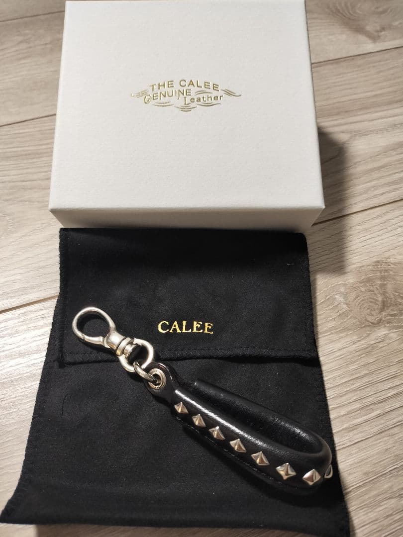 CALEE 　キャリー　スタッズ付き本革キーホルダー