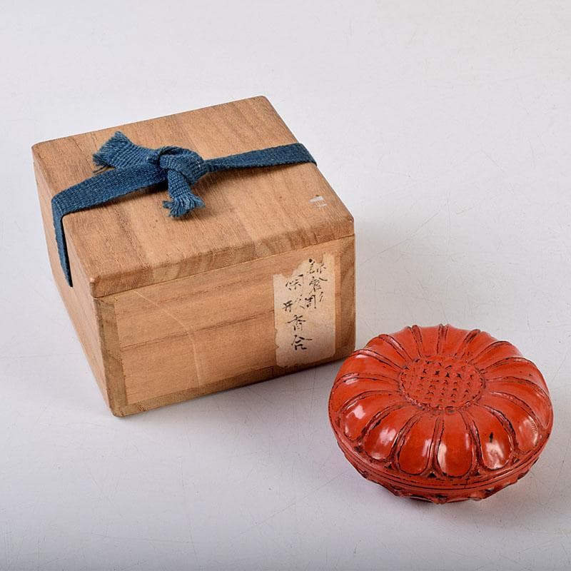 茶道具　鎌倉彫　橘屋友七作　菊形香合　共箱　V　8756