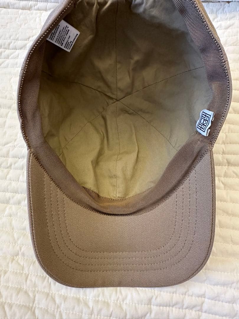 3連休限定価格】TOTEME ロゴプレートキャップ ベージュ - メルカリ
