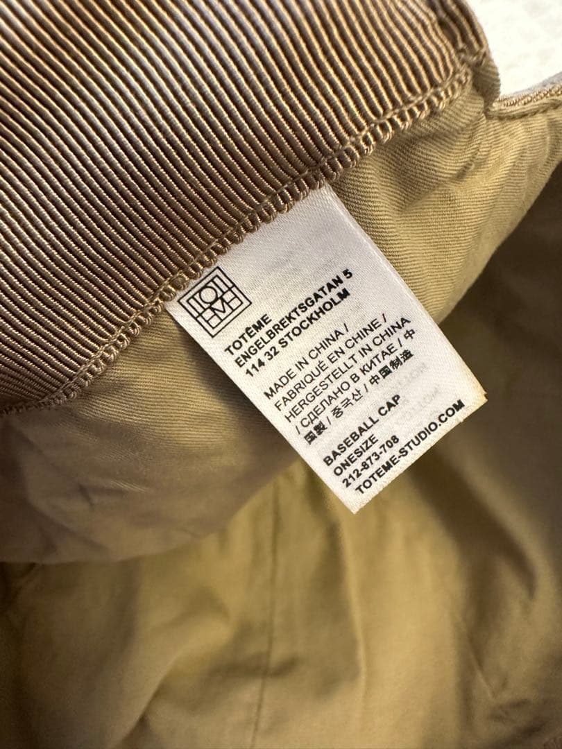 3連休限定価格】TOTEME ロゴプレートキャップ ベージュ - メルカリ