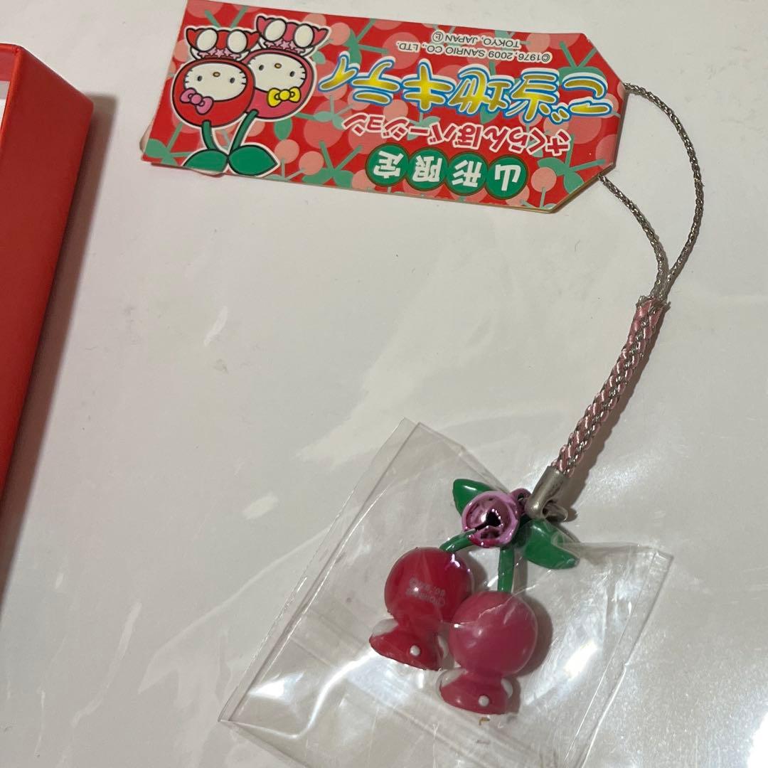 ご当地キティ 山形限定さくらんぼバージョン【ストラップ】 - メルカリ