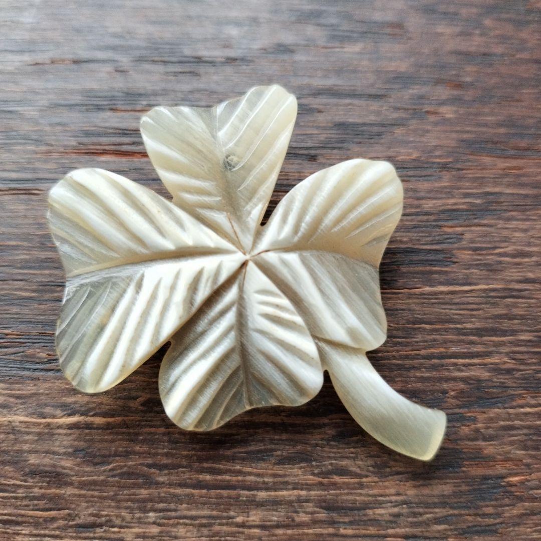 ミナペルホネン クローバー 水牛ブローチ - メルカリ