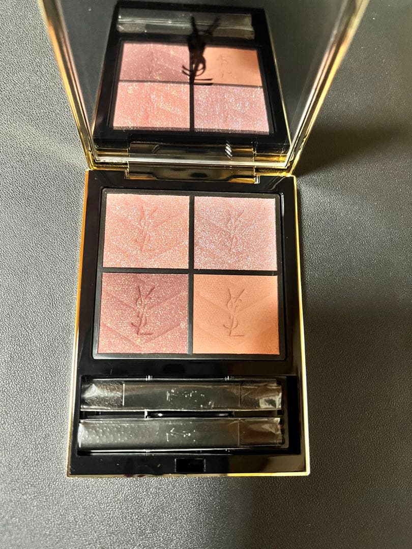 イヴサンローラン　アイシャドウ　クチュールミニクラッチ　400 おまけ付 COUTURE MINI CLUTCH】YSLアイシャドウの売上を12倍*¹にまで拡大した