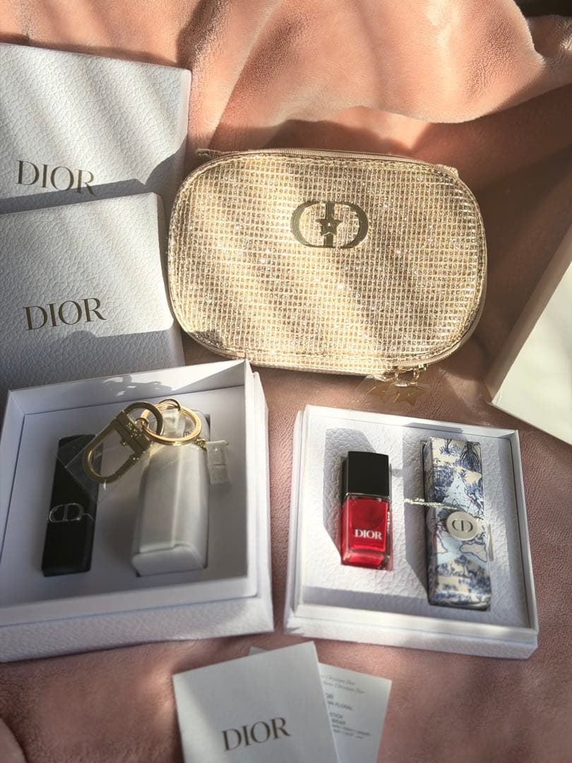 Dior ゴールドポーチ レッドネイルカラー