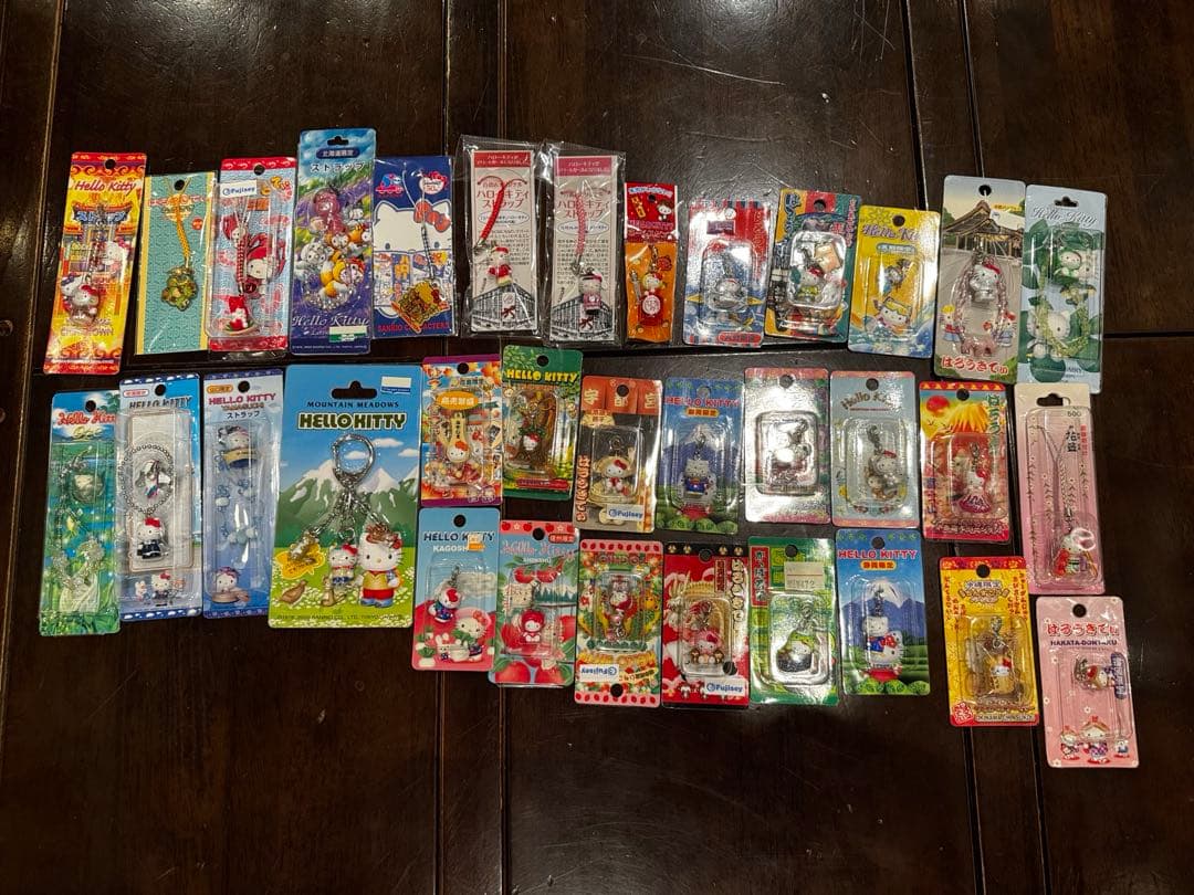 【12/1再再値下げハローキティーご当地ストラップ　33個セット