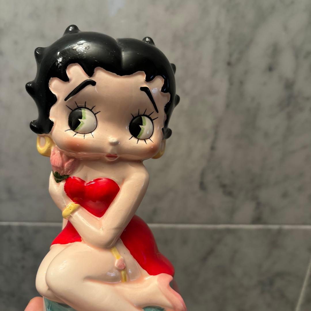 アメリカ90年代セクシーに座りバラを持つベティちゃんの陶器オブジェ