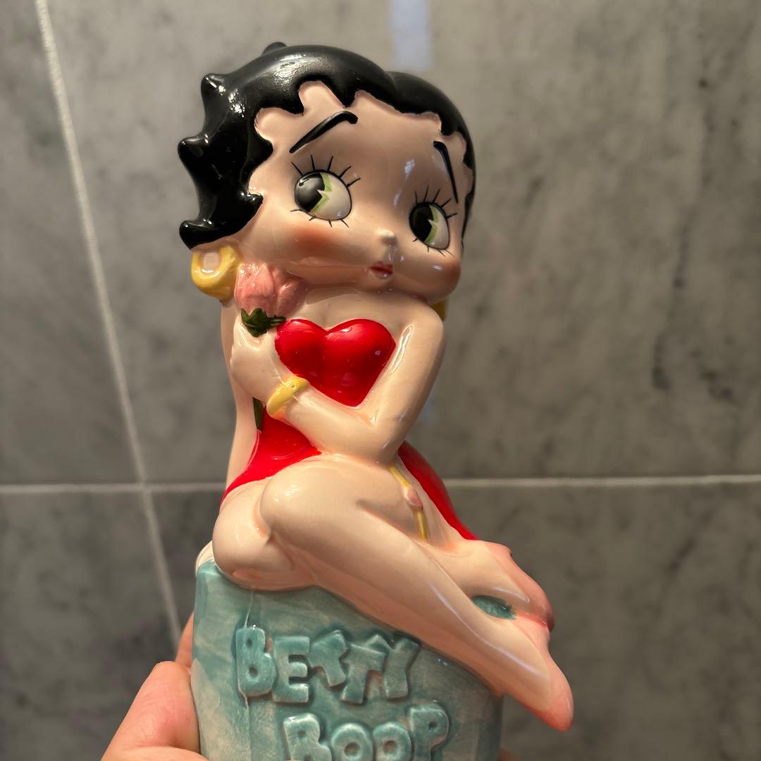 アメリカ90年代セクシーに座りバラを持つベティちゃんの陶器オブジェ